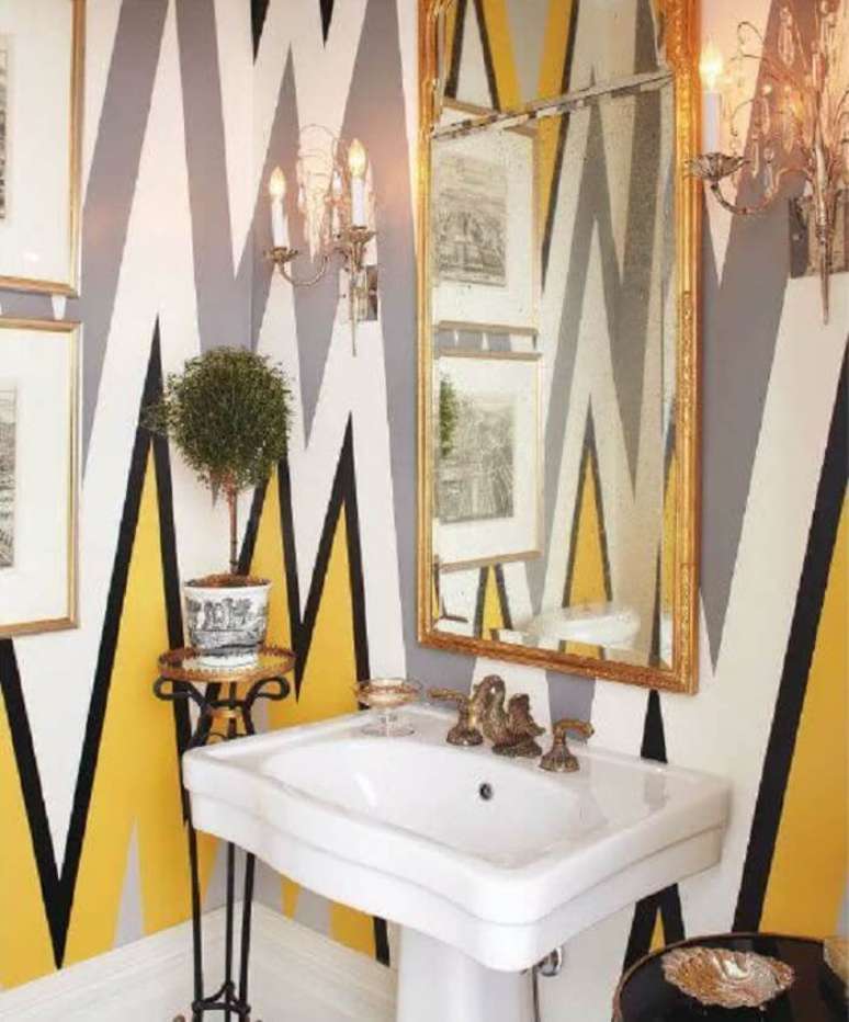 16. Moldura para espelho dourada traz sofisticação para o banheiro. Fonte: Revista Viva Decora