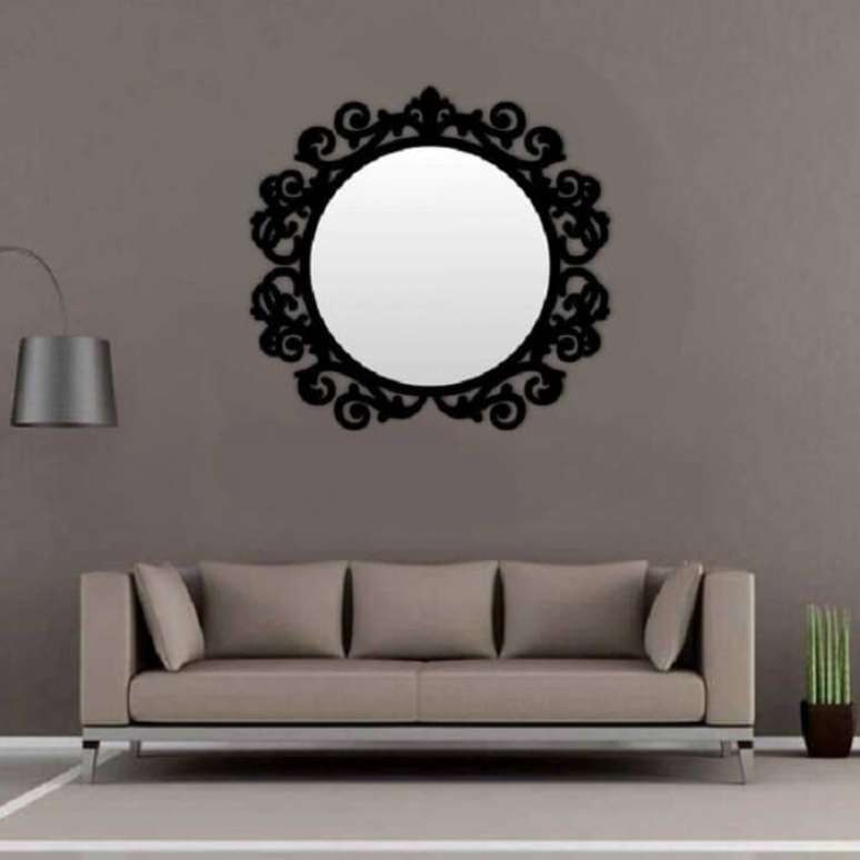 32. Moldura para espelho em MDF preto chama a atenção na sala de estar. Fonte: Pinterest