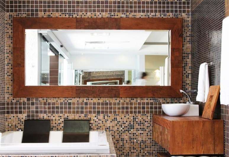 8. Moldura para espelho feito em madeira segue o mesmo material da bancada. Projeto por Colormix Para um Ambiente Ideal