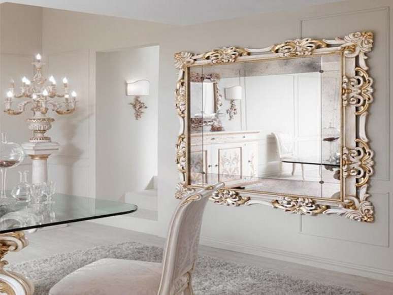 4. Moldura para espelho grande veneziano transmite sofisticação para a sala de jantar. Fonte: Menter archtetcts