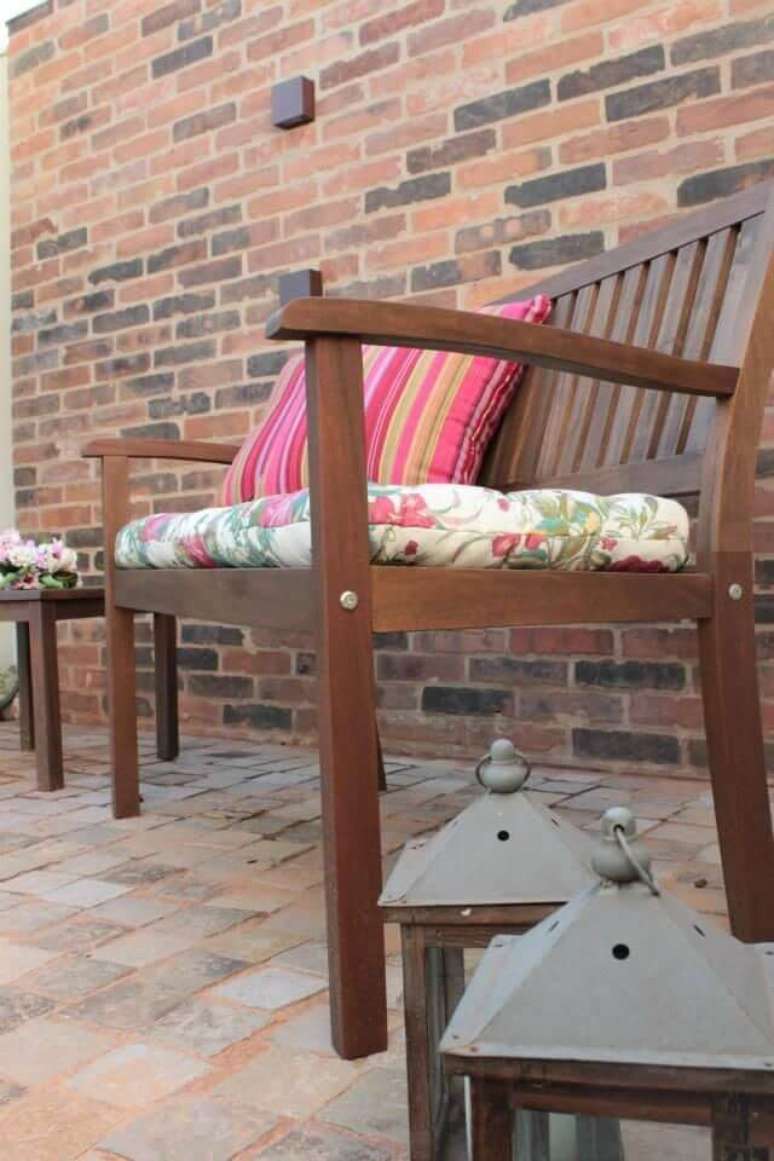 45. A almofada para cadeira de madeira &eacute; linda com estampas &ndash; Por: Graziela Von Muhlen