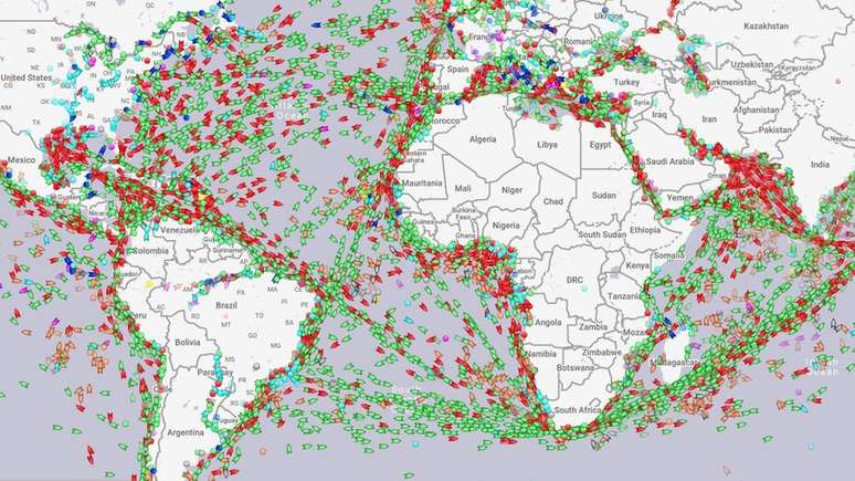 O AIS permite conhecer a posição de grandes navios em tempo real