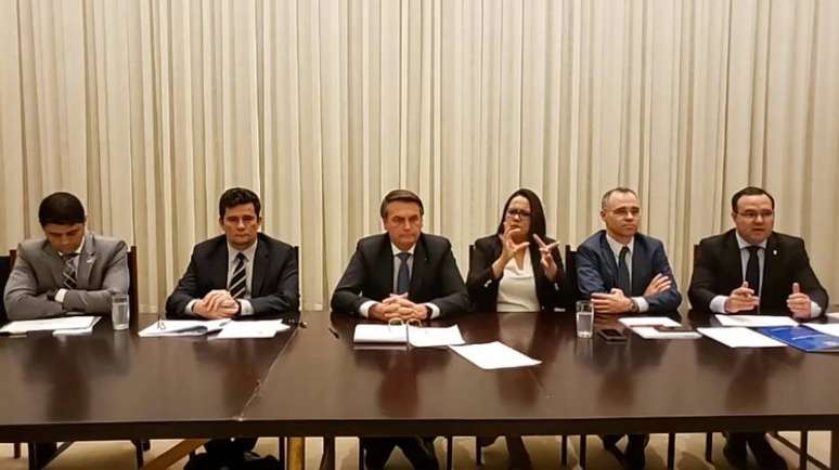 O presidente Bolsonaro, durante live, ladeado pelos ministros Wagner Rosa (CGU), Sergio Moro (Justiça), André Mendonça (AGU) e Jorge Oliveira (Secretaria-Geral), além da tradutora em libras