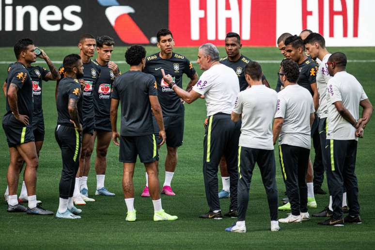 Tite reuniu o grupo durante o treino (Foto : Pedro Martins/Mowa Press)