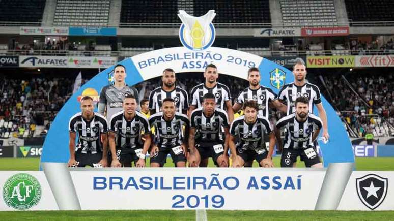 Atletas procuraram ajudar funcionários do clube (Foto: Vitor Silva/Botafogo)