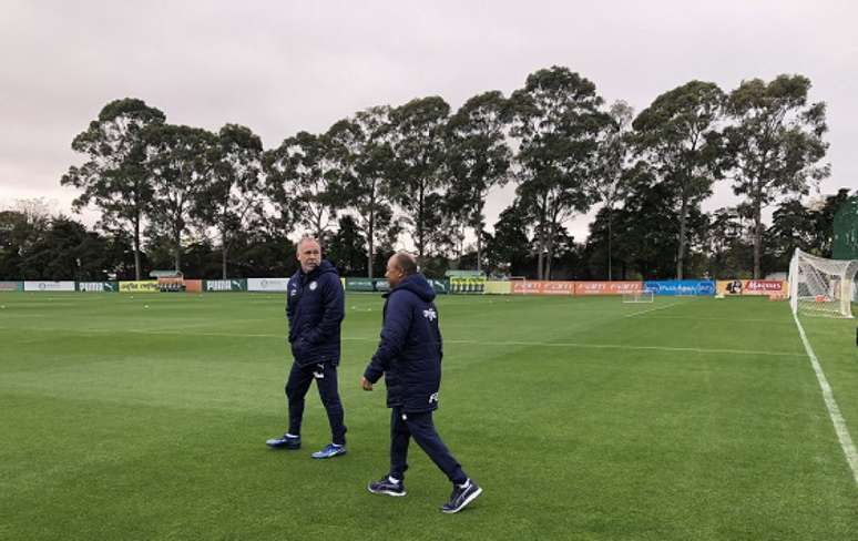 Mano Menezes chegando ao gramado para o treino desta quinta-feira (Foto: Thiago Ferri)