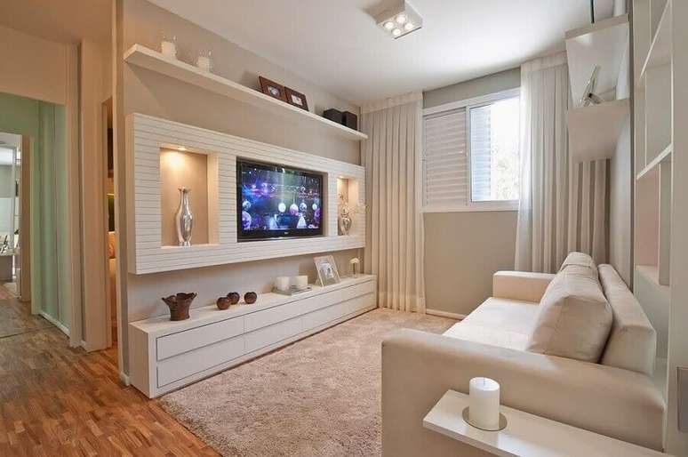 13. Decoração em tons claros com racks modernos para salas pequenas – Foto: Webcomunica