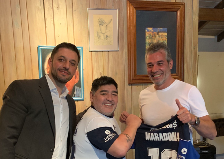 Maradona já posou para fotos com a camisa do novo clube (Foto: Reprodução/Twitter)