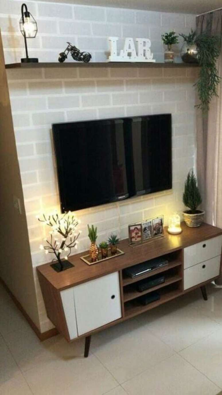 18. Decoração com papel de parede e modelo retrô de rack para sala pequena simples – Foto: Decoração de Casa