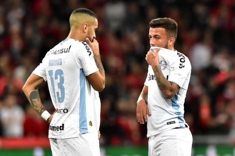 Jogadores do Grêmio lamentam eliminação na Copa do Brasil.