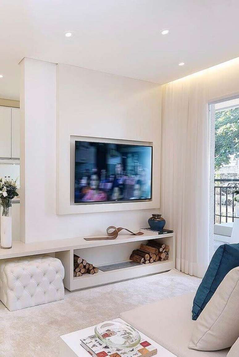 32. Decoração em tons neutros com um estilo clássico com rack para sala pequena planejada – Foto: Zozu