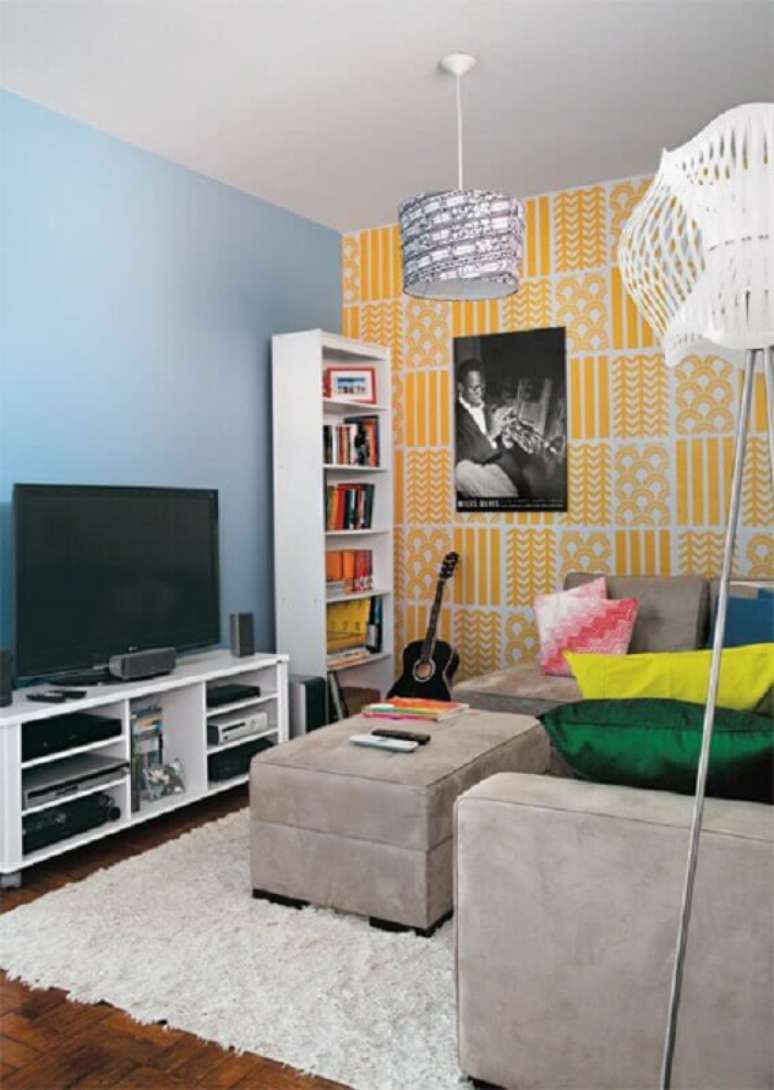 33. Decoração simples com rack pequeno para sala de estar – Foto: Mundo de Casa