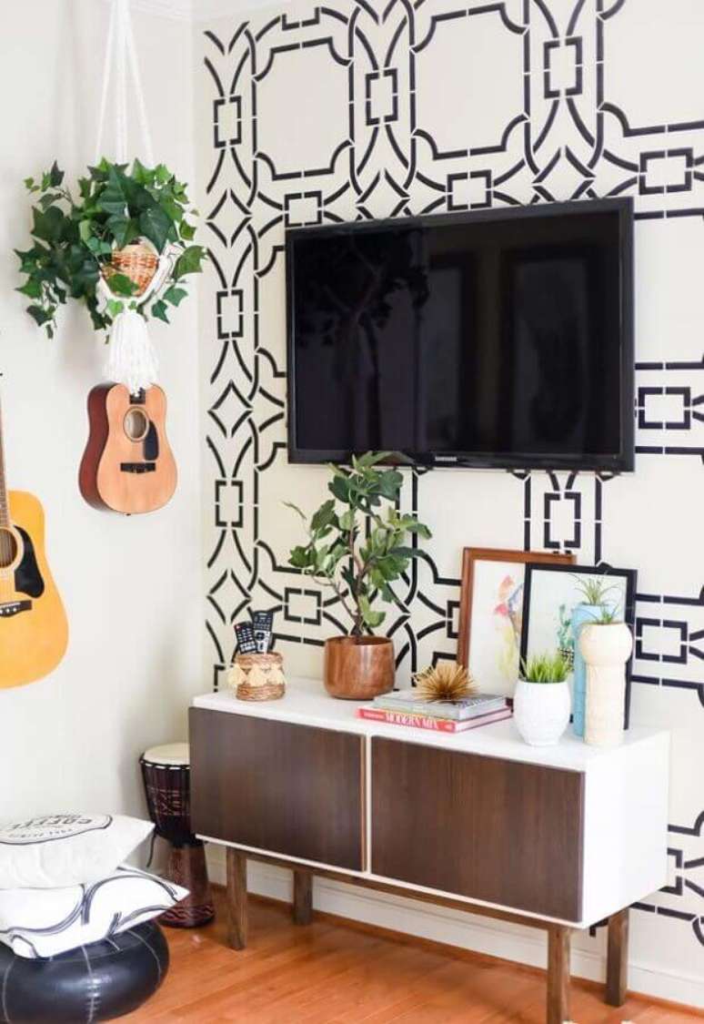 36. Rack para sala pequena decorada com violões e papel de parede – Foto: Pinterest