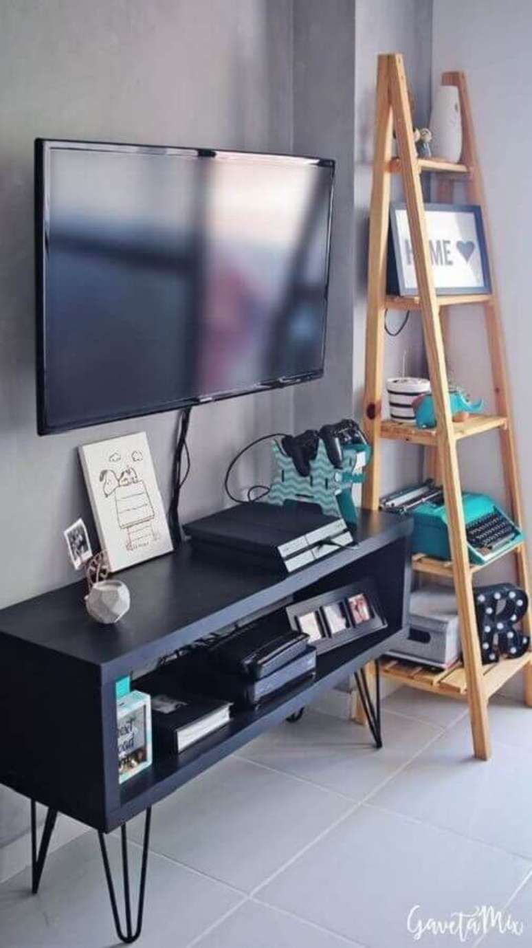 39. Rack pequeno para sala de estar cinza decorada com estante escada – Foto: Decoração de Casa