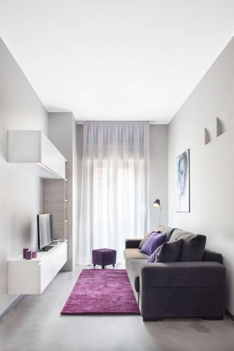 43. Decoração simples e clean com rack suspenso para sala pequena com tapete roxo – Foto: Pinterest