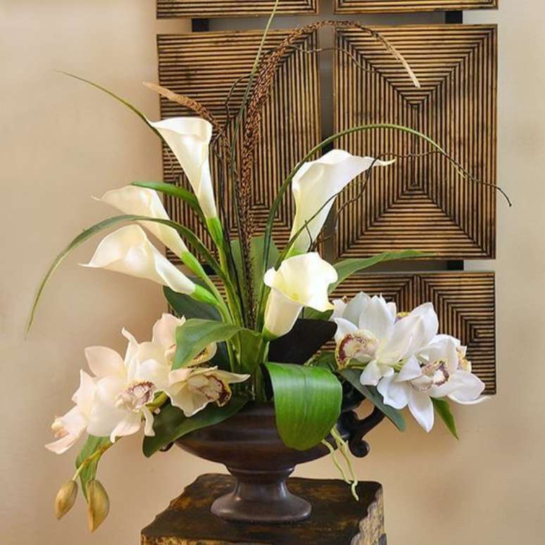5. Vaso com copo de leite e orquídeas na decoração clássica – Por: Pinterest