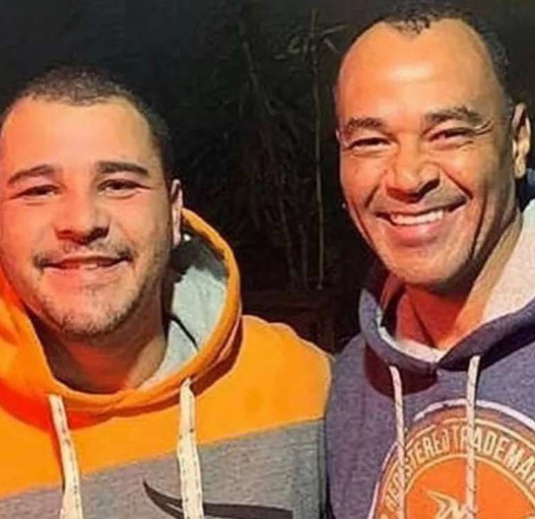 Foto publicada por Cafu ao lado do filho