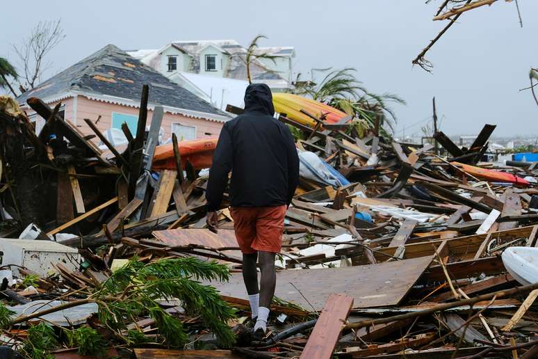 Homem caminha após destruição do furacão Dorian, em Marsh Harbour, nas Bahamas (02/09/2019)