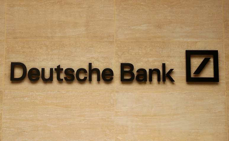 Logotipo do Deutsche Bank fotografa em Londres. 8/7/2019. REUTERS/Simon Dawson