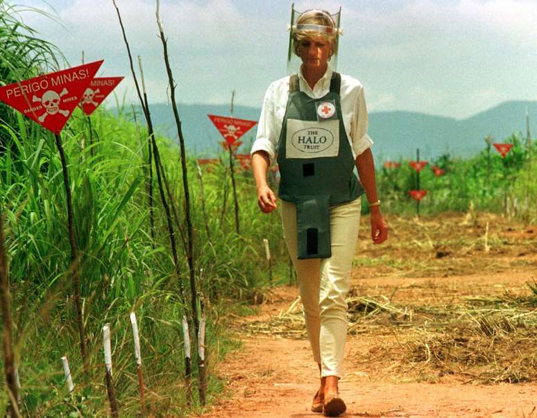 Princesa Diana caminha em corredor seguro de campo minado em Huambo, Angola, em 1997
15/01/1997
REUTERS