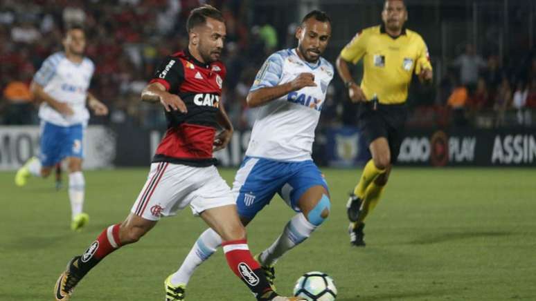 No último encontro, na Ilha, Flamengo e Avaí empataram em 1 a 1, em 09/17 (Foto: Reginaldo Pimenta / Raw Image)