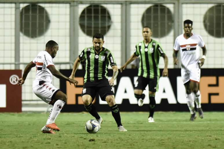 O Coelho fez sua estreia em casa na Série B diante do Botafogo-SP e perdeu no turno por 2 a 1- (Mourão Panda/América-MG)