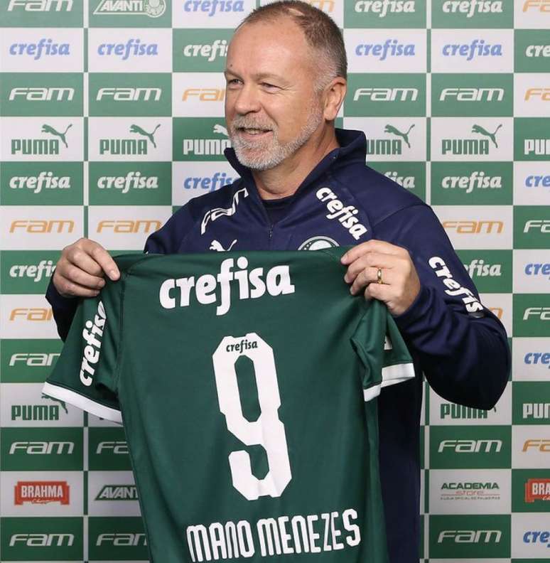 Técnico escolheu ser apresentado recebendo a camisa 9 com seu nome no Palmeiras (Agência Palmeiras/Divulgação)