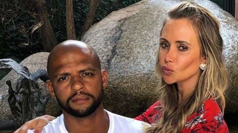 Esposa de Felipe Melo ataca críticos do jogador: 'Pessoas doentes