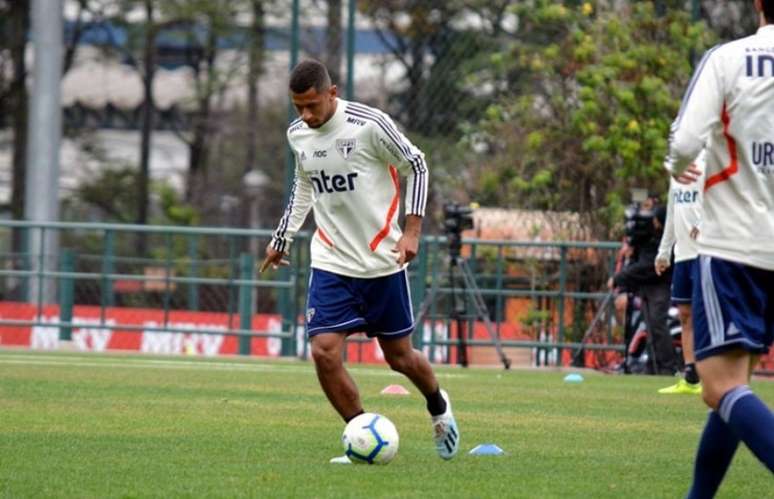 Fabinho treinou com o time principal durante esta semana no CT da Barra Funda (Foto: Érico Leonan/São Paulo)