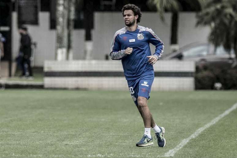 Victor Ferraz iniciou a transição no gramado do CT Rei Pelé nesta sexta-feira (Ivan Storti/Santos)