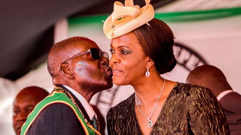 Ex-presidente Robert Mugabe e a ex-primeira-dama Grace Mugabe durante a comemora&ccedil;&atilde;o dos 37 anos de independ&ecirc;ncia do pa&iacute;s, em abril de 2017, na capital Harare