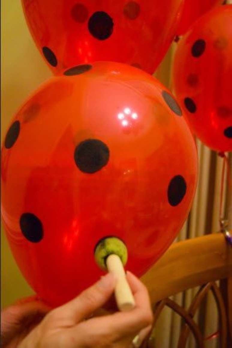 9. Balão vermelho personalizado com bolinhas pretas para a festa ladybug – Por: Pinterest