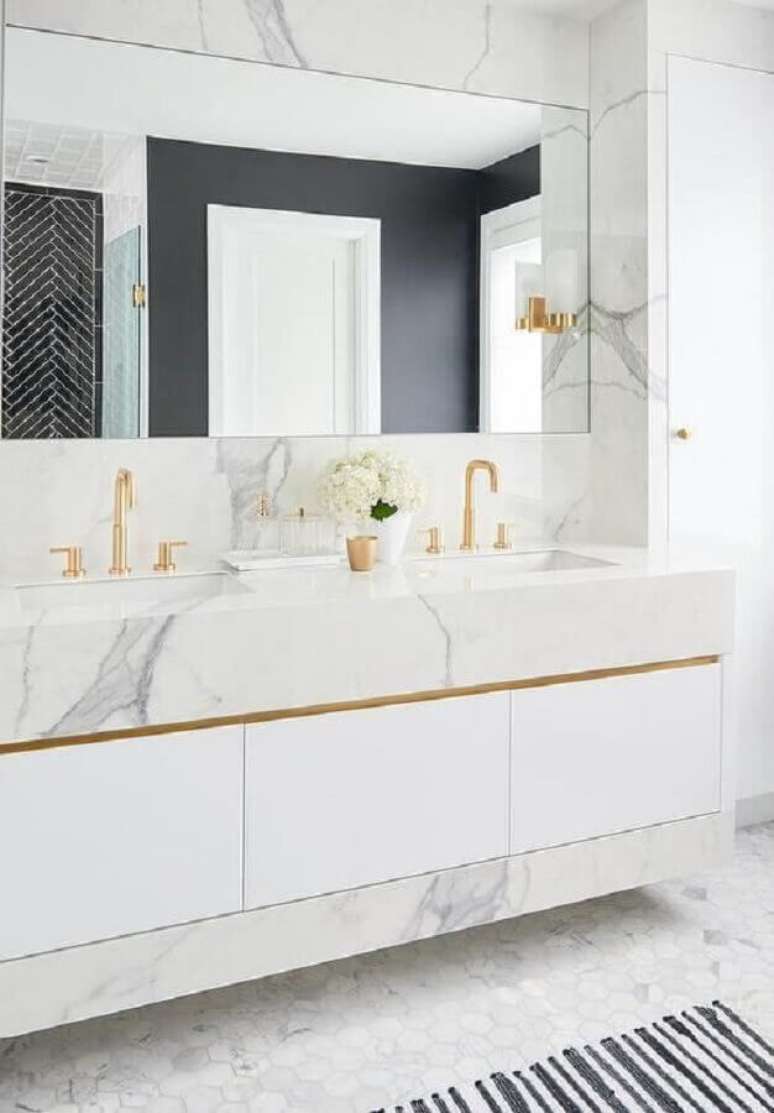 14. Decoração sofisticada para banheiro feminino branco com bancada de mármore e detalhes em dourado – Foto: Decorpad