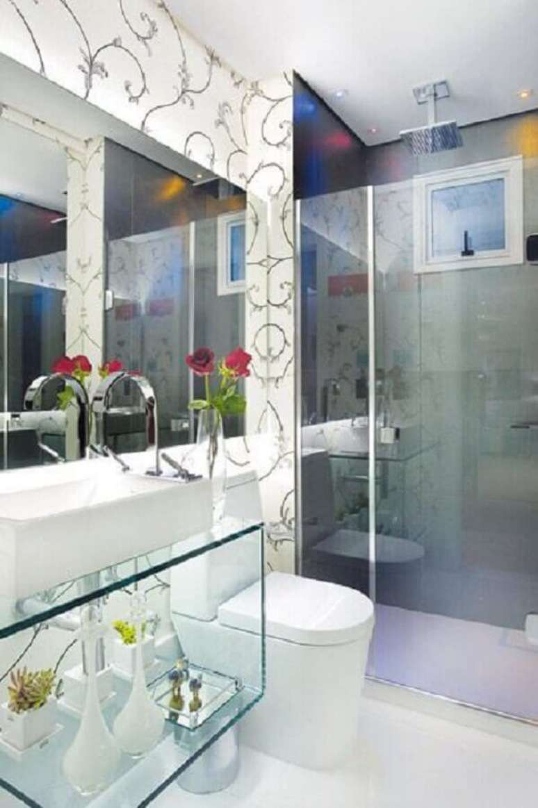 15. Banheiro feminino decorado com bancada de vidro e papel de parede – Foto: Portal Decoração
