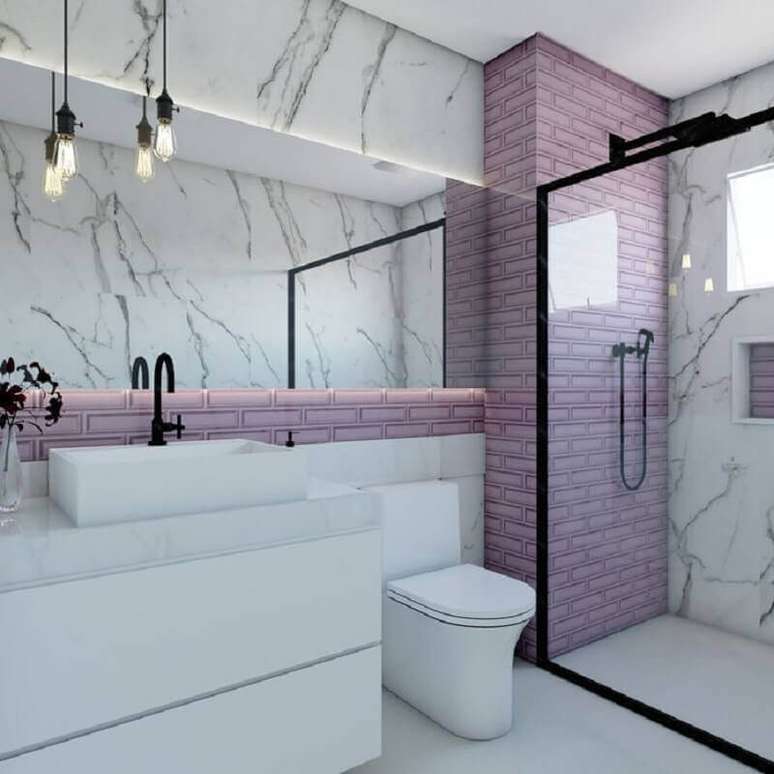 29. Os detalhes em preto deixaram o banheiro feminino com um setilo mais moderno &ndash; Foto: Pinosy