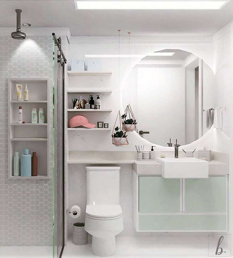 6. Decora&ccedil;&atilde;o para banheiro feminino e masculino bem clean com revestimento branco e cinza e vasinhos rose gold pendurados &ndash; Foto: Bruna Barbieri
