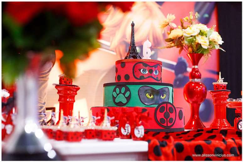 75. Bolo de festa ladybug e Cat Noir – Por: Espaço Jump Festa