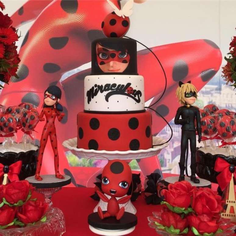 1. Bolo para festa ladybug – Por: Pinterest