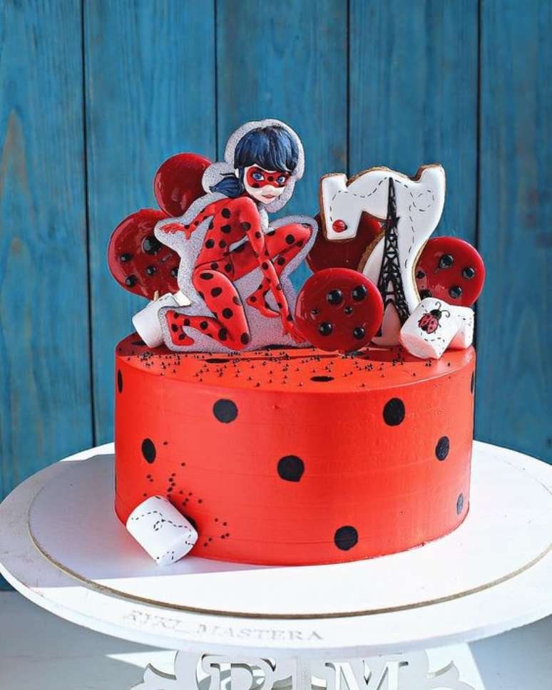 5. Bolo de festa ladybug com topo da personagem – Por: Pinterest