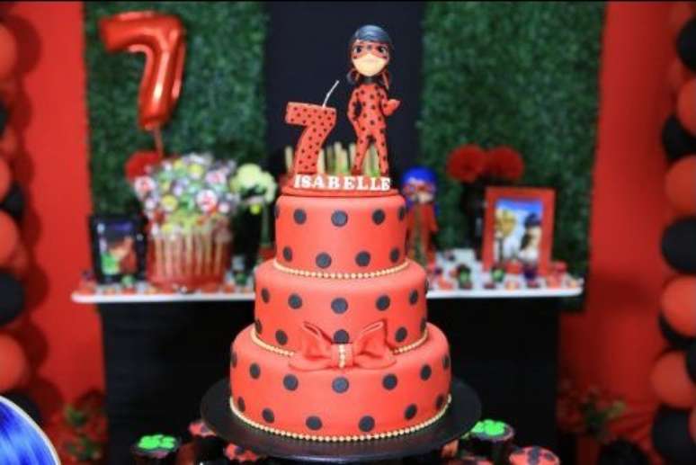 12. Bolo para festa ladybug &ndash; Por: Pinterest