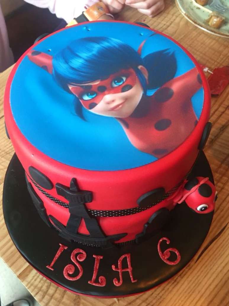 10. Bolo de festa lady bug e Cat Noir Miraculous &ndash; Por: Pinterest