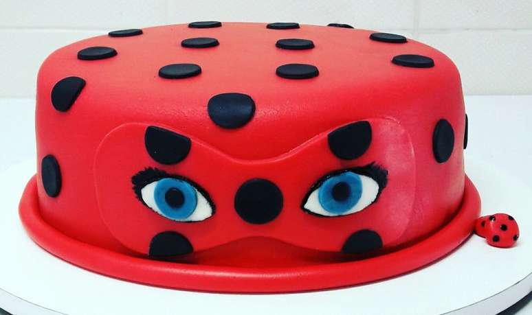 13. A m&aacute;scara da ladybug n&atilde;o pode faltar na festa de anivers&aacute;rio ladybug &ndash; Por: Pinterest