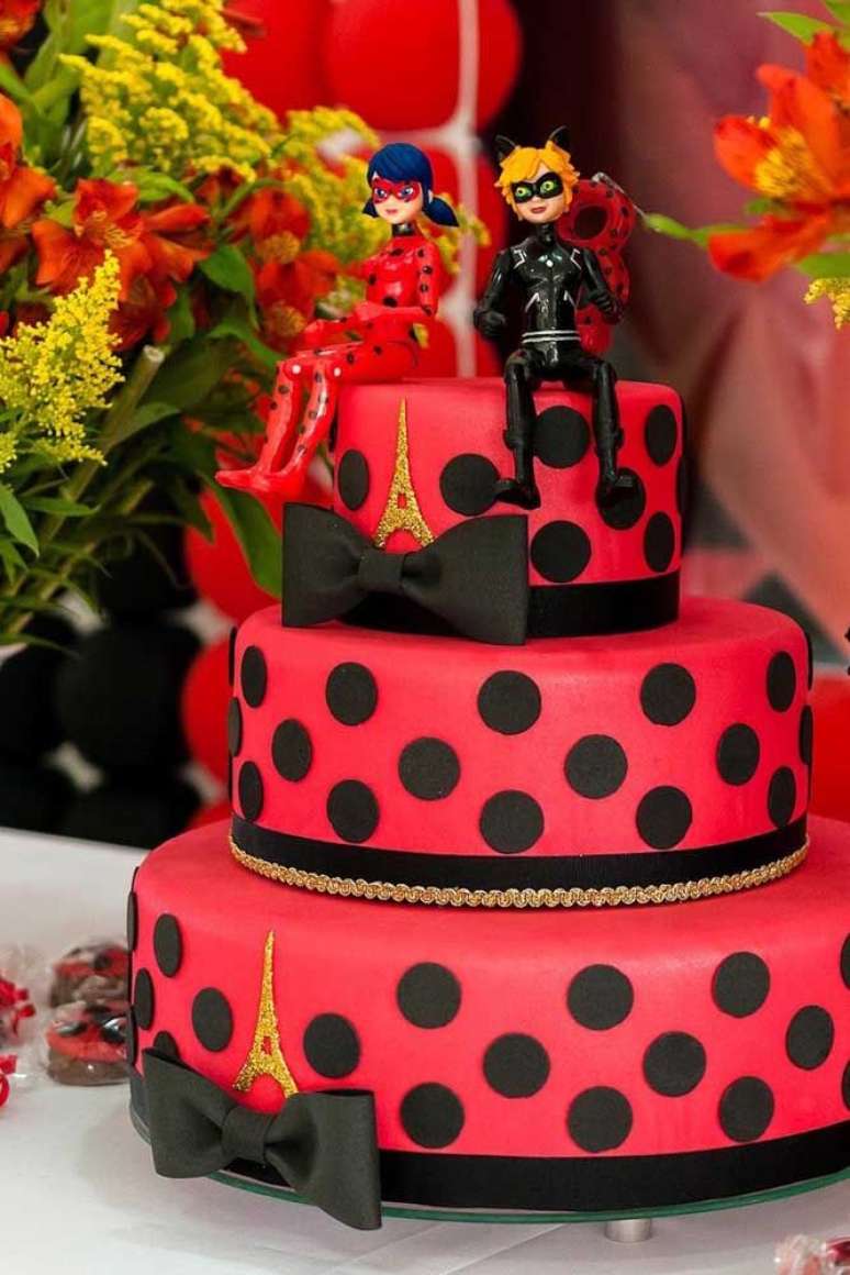 15. Bolo ladybug e Cat Noir &ndash; Por: Pinterest