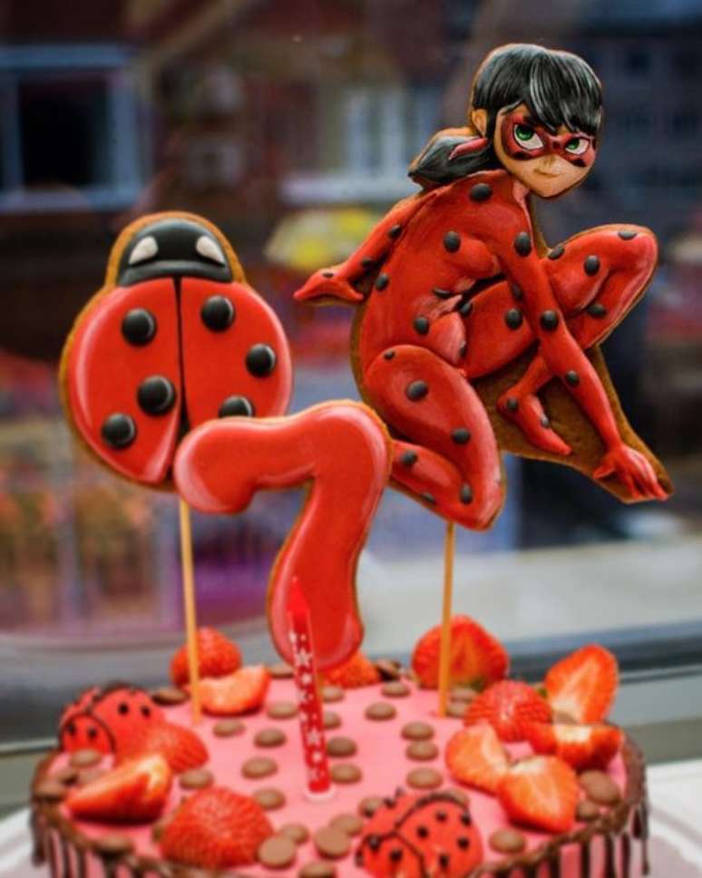 16. Topo de bolo para festa ladybug – Por: Pinterest