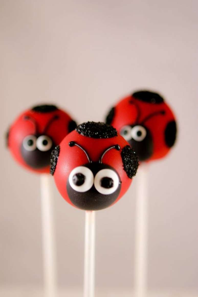 17. Cake pop de joaninha para decorar a mesa de guloseimas da festa ladybug – Por: Pinterest