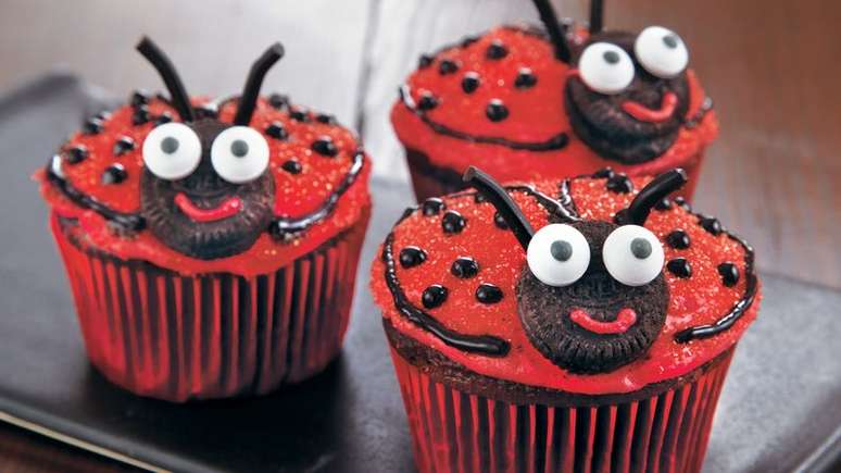 18. Cupcake de joaninha para festa ladybug &ndash; Por: Pinterest