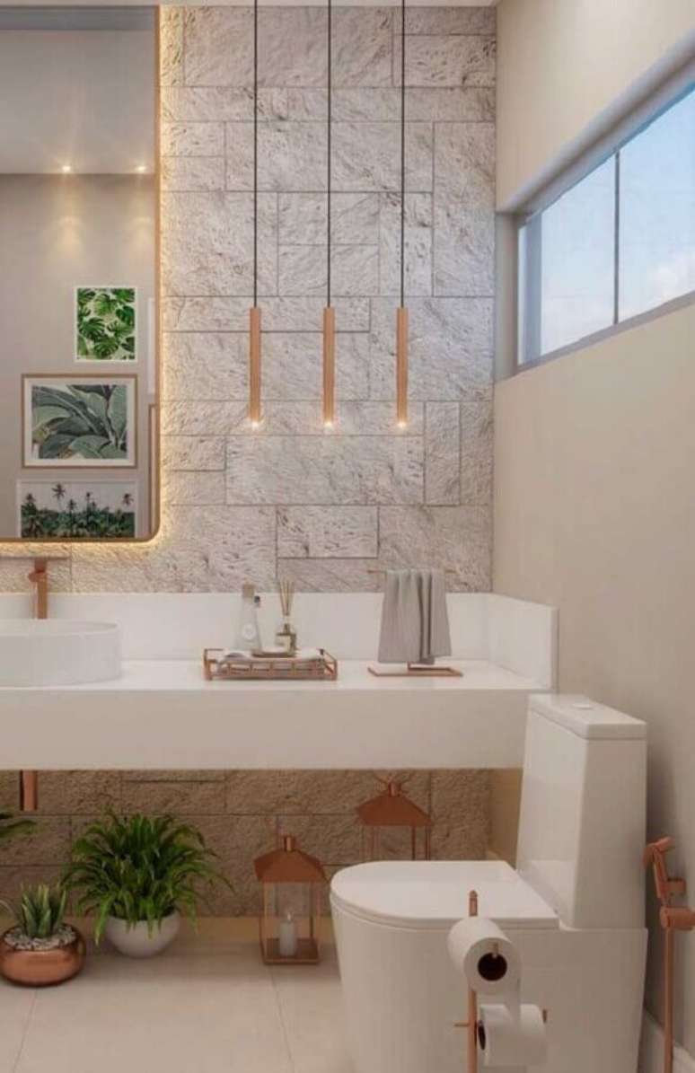 39. Decoração moderna para banheiro feminino com detalhes em rose gold, pendente minimalista e bancada branca – Foto: Ideias Decor
