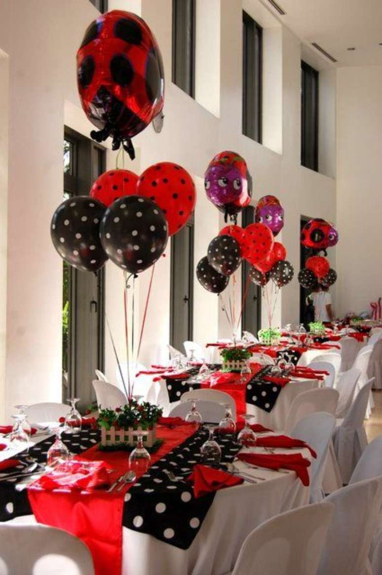 6. Decora&ccedil;&atilde;o de festa ladybug com toalha de po&aacute; &ndash; Por: Catch My Party