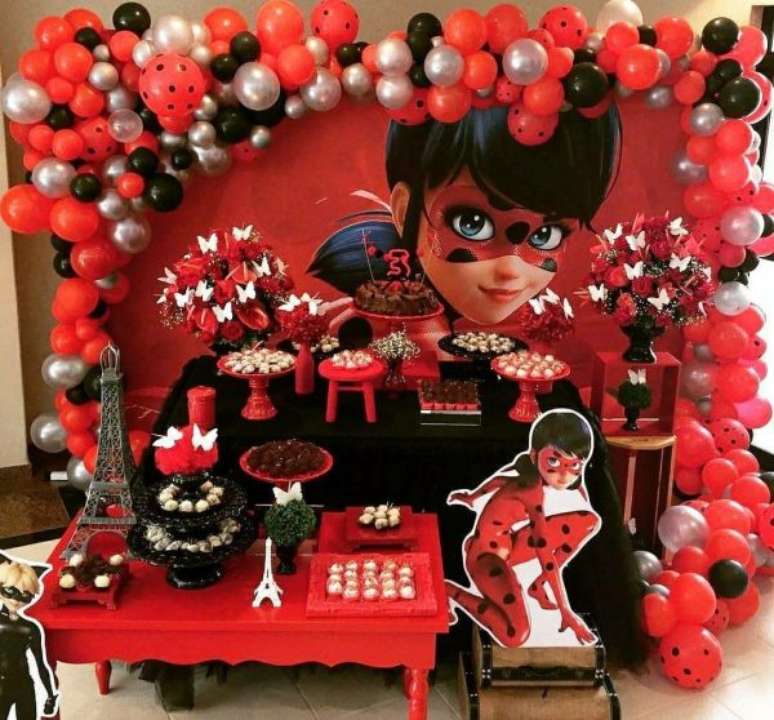 25. Decoração de festa ladybug com painel da personagem – Por: Pinterest