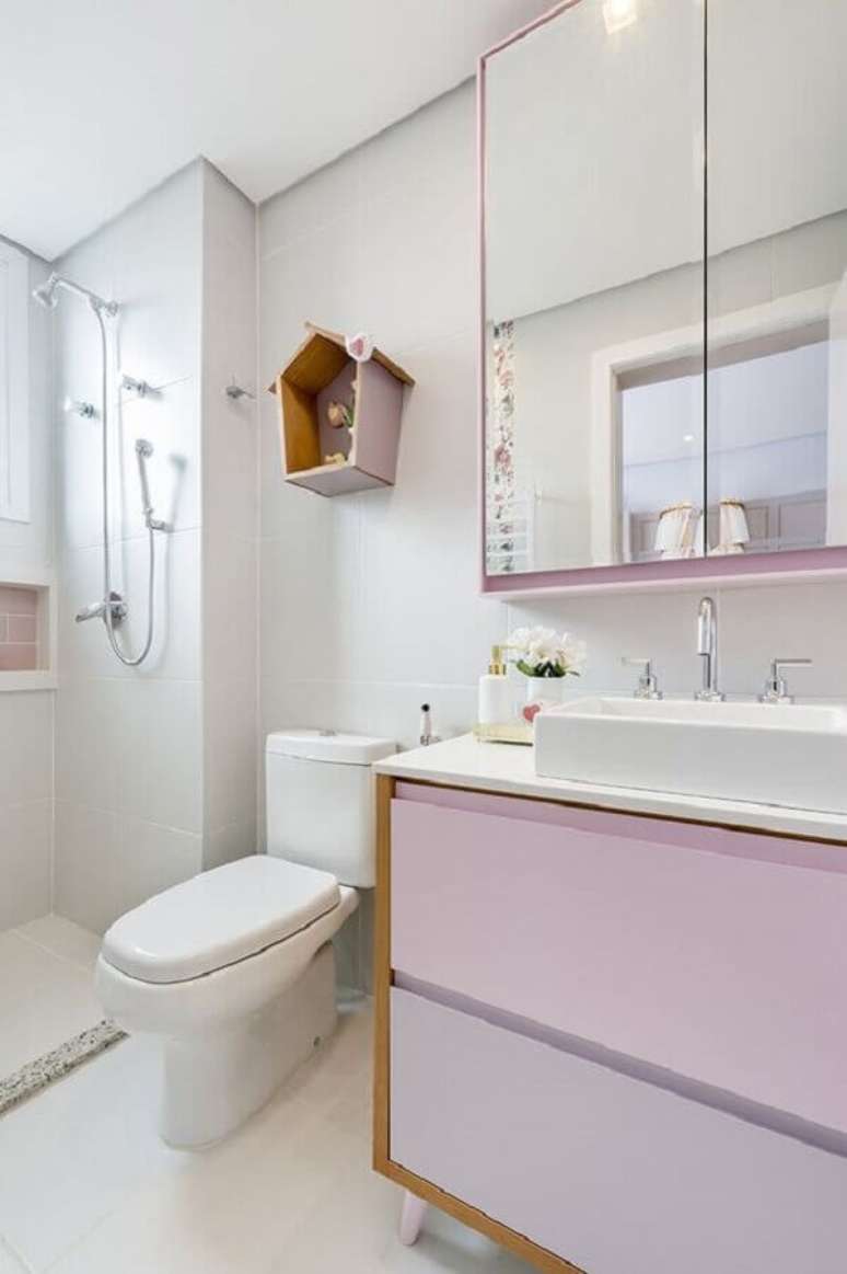 43. Decoração delicada para banheiro feminino todo branco com detalhes em lilás e nicho em formato de casinha – Foto: Greisse Panazzolo